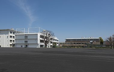 グラウンドより臨む校舎全景(左より特別教室用、本校舎、本館)