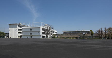 グラウンドより臨む校舎全景（左より特別教室用、新本校舎、本館）