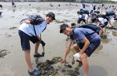 <center>潮干狩り・富津公園ハイキング（2年）</center>
